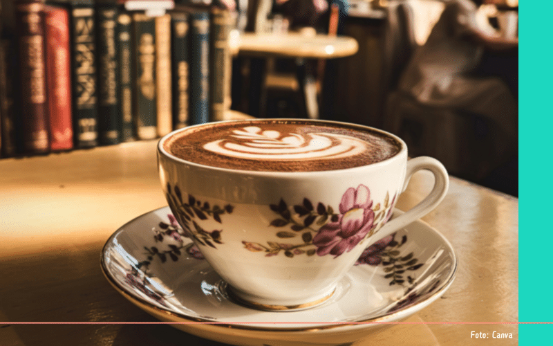 koffie drinken in boekenwinkel
