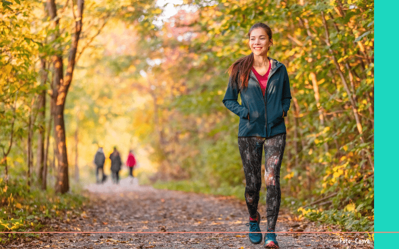 vrouw wandelen bos