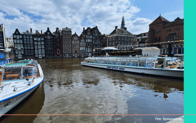 Amsterdam grachtenpanden en rondvaartboot
