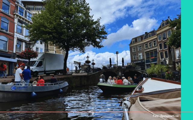 Leiden vanuit een bootje in de gracht