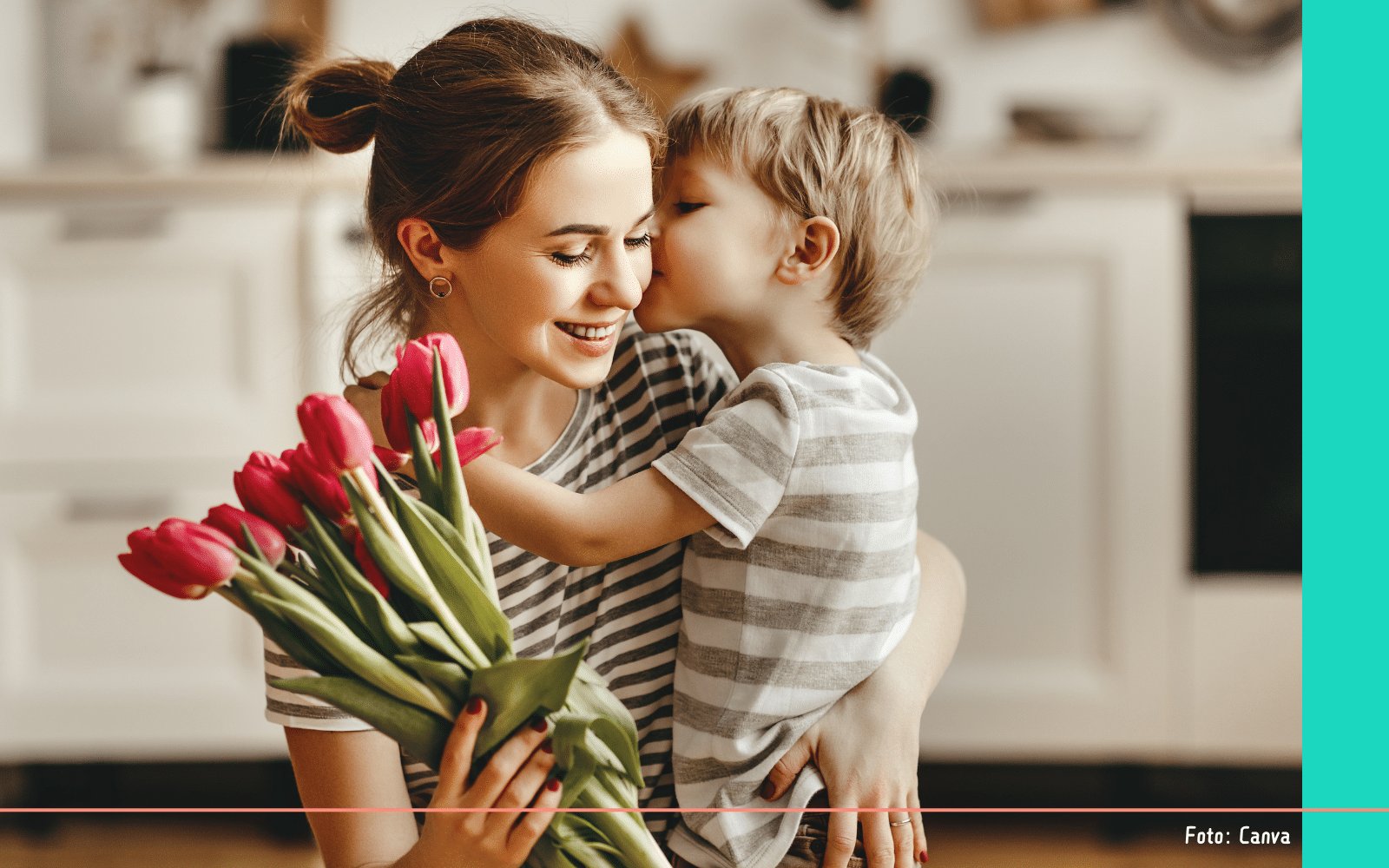 Moederdag zoontje geeft zijn moeder bloemen